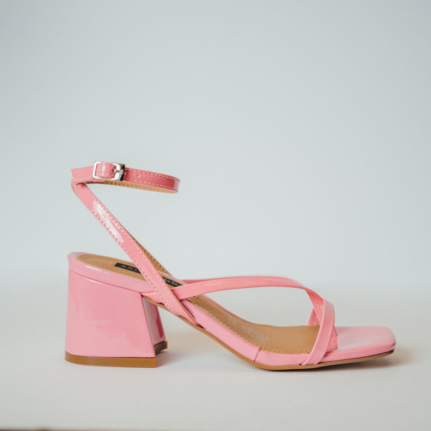 Sandalia de tacón rosada